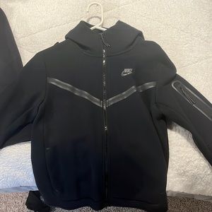 Black Nike tech men’s, worn once, price negotiable